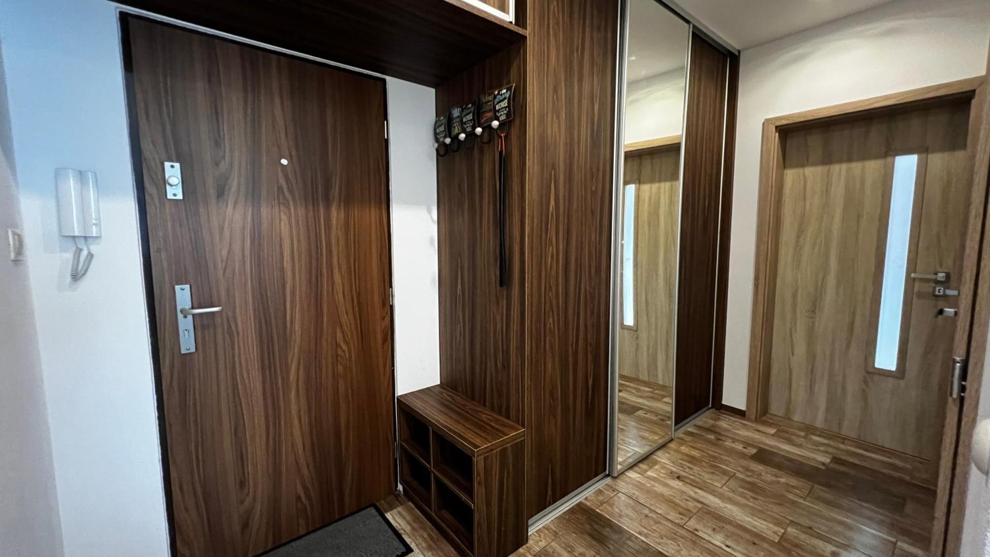 Industrial Apartment I 24Hr Self Check-In I Free Parking & Coffee 반스카비스트리카 외부 사진
