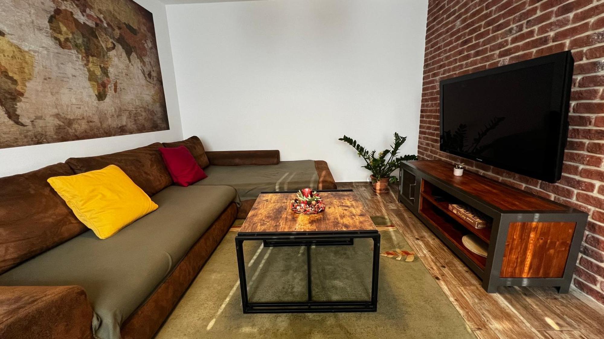 Industrial Apartment I 24Hr Self Check-In I Free Parking & Coffee 반스카비스트리카 외부 사진