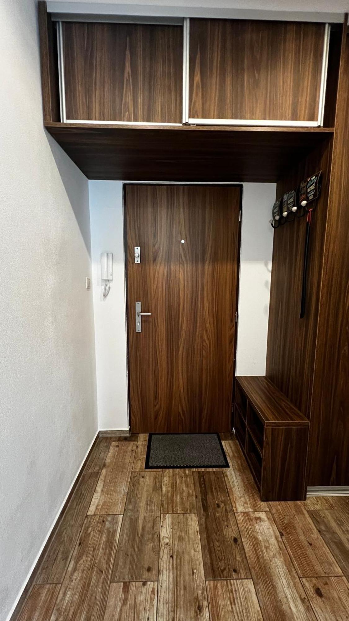 Industrial Apartment I 24Hr Self Check-In I Free Parking & Coffee 반스카비스트리카 외부 사진